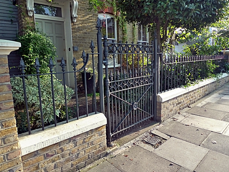 london-garden-wall-with-iron-rail.JPG