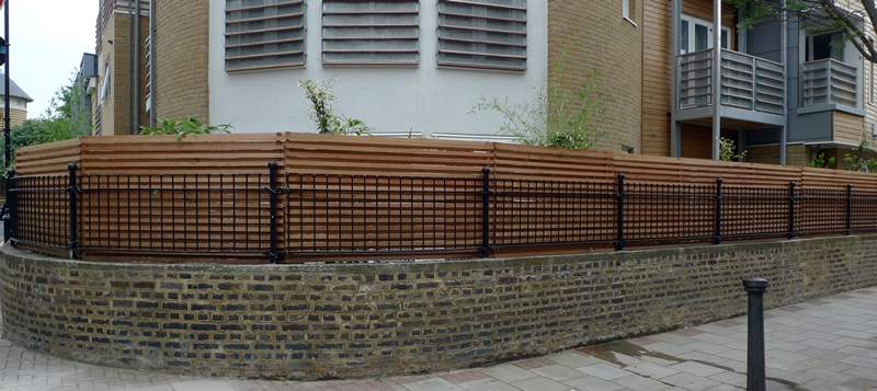 cedar-privacy-screen-fence-london-wood-trellis-islington.JPG