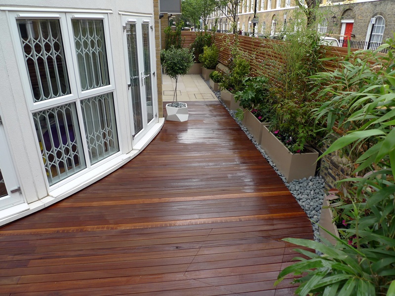 islington-hardwood-decking-galvanised-planters-cedar-privacy-screen-london.JPG