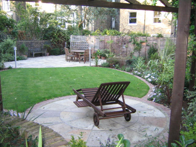 pimlico-paving-patio-sandstone-circle-and-relaxed-country-style-garden.jpg