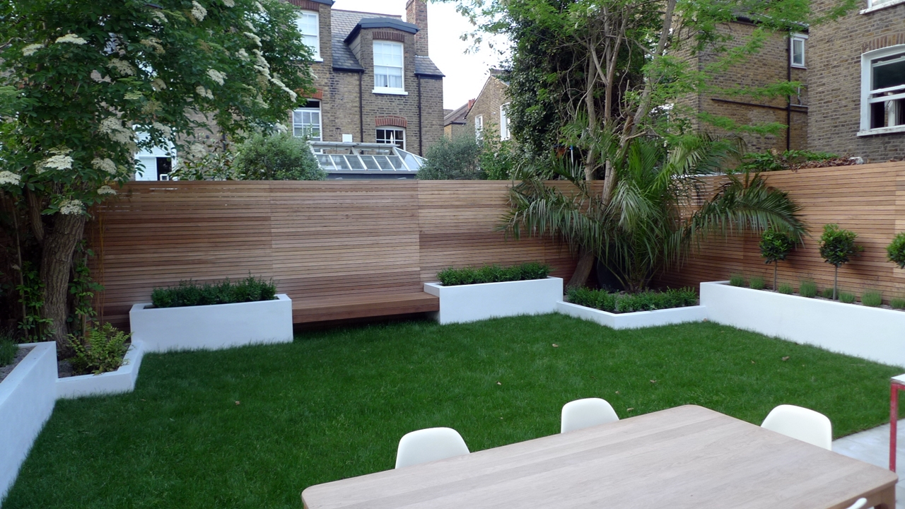 clapham landscaping hardwood cedar screen raised plastered beds hardwood bench,sawn sandstone paving london (5)