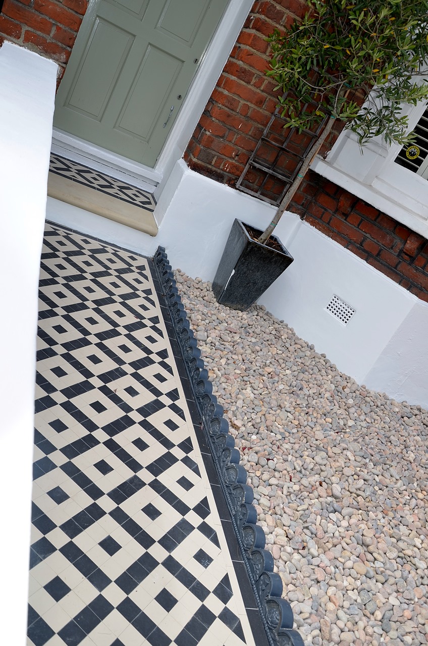 Plastered rendered front garden wall painted white metal wrought iron rail and gate victorian mosaic tile path in black and white scottish pebbles York stone balham london (26)