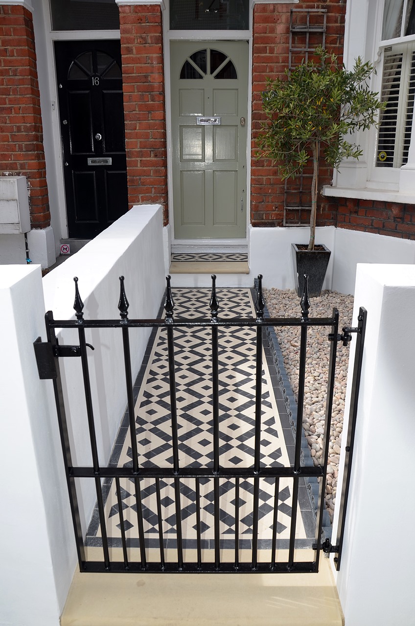Plastered rendered front garden wall painted white metal wrought iron rail and gate victorian mosaic tile path in black and white scottish pebbles York stone balham london (28)