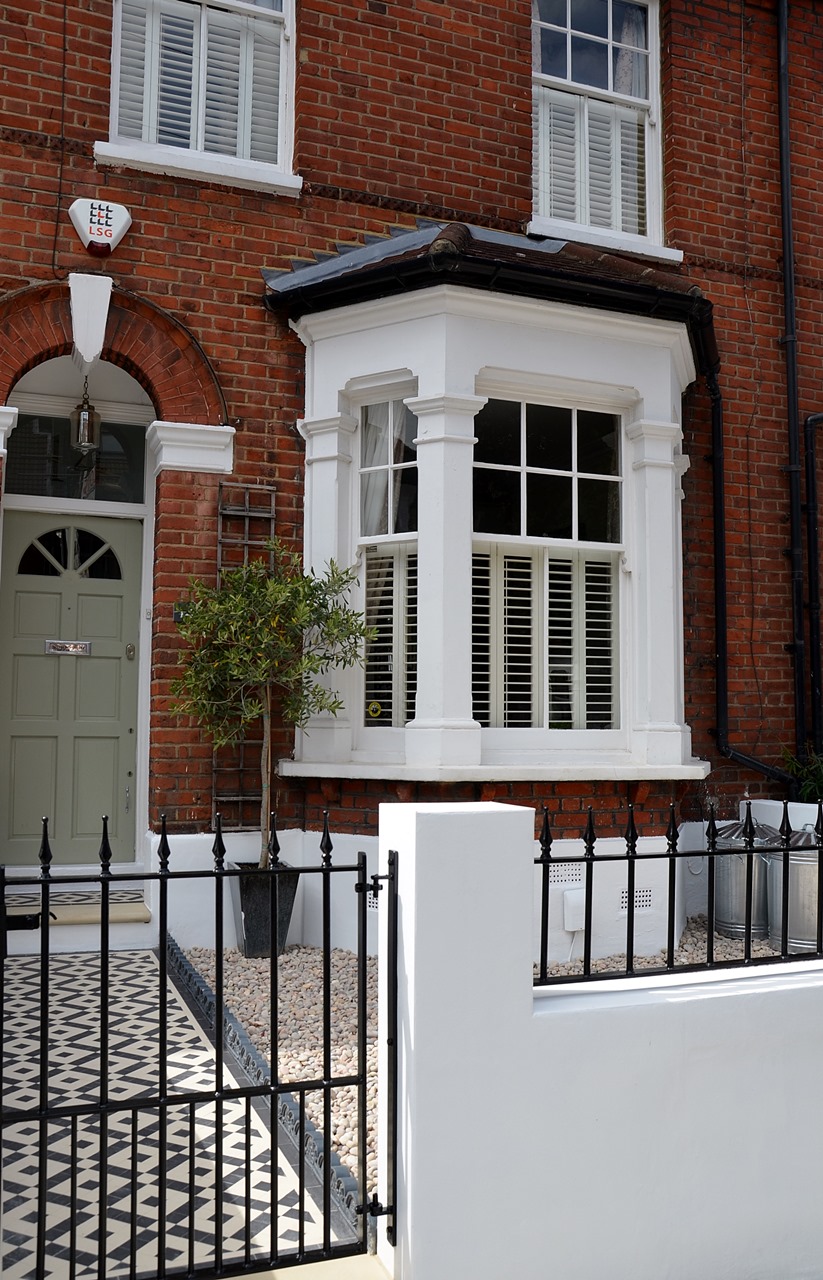 Plastered rendered front garden wall painted white metal wrought iron rail and gate victorian mosaic tile path in black and white scottish pebbles York stone balham london (30)