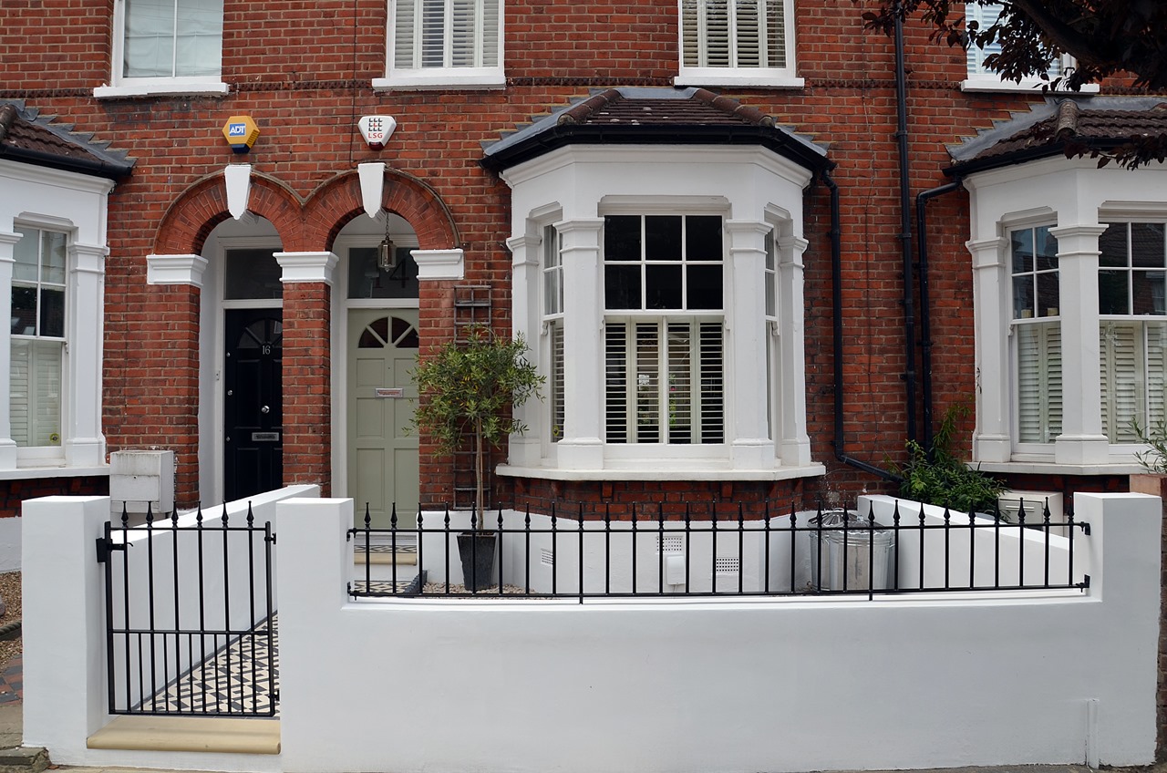 Plastered rendered front garden wall painted white metal wrought iron rail and gate victorian mosaic tile path in black and white scottish pebbles York stone balham london (39)