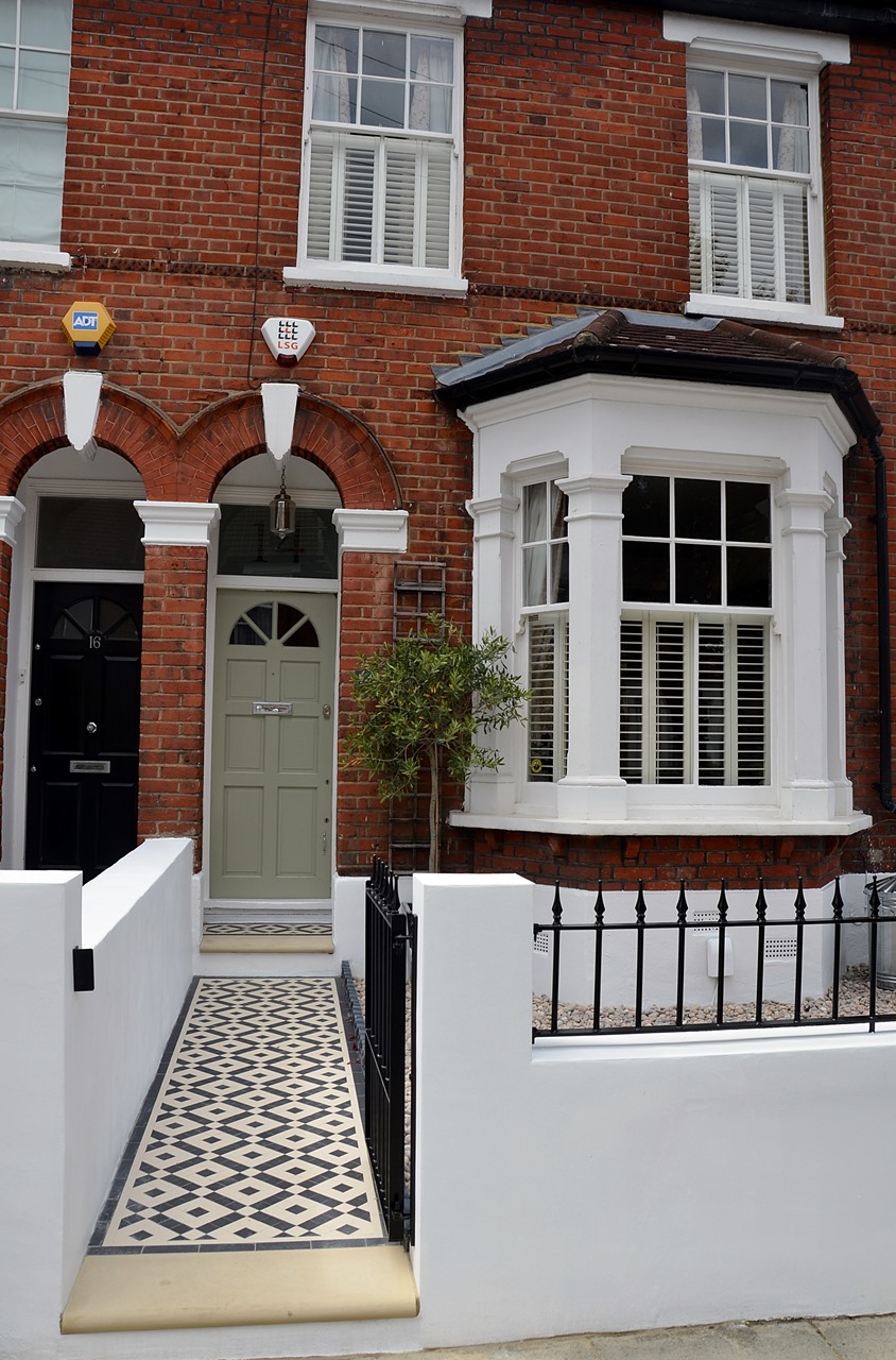 Plastered rendered front garden wall painted white metal wrought iron rail and gate victorian mosaic tile path in black and white scottish pebbles York stone balham london (46)
