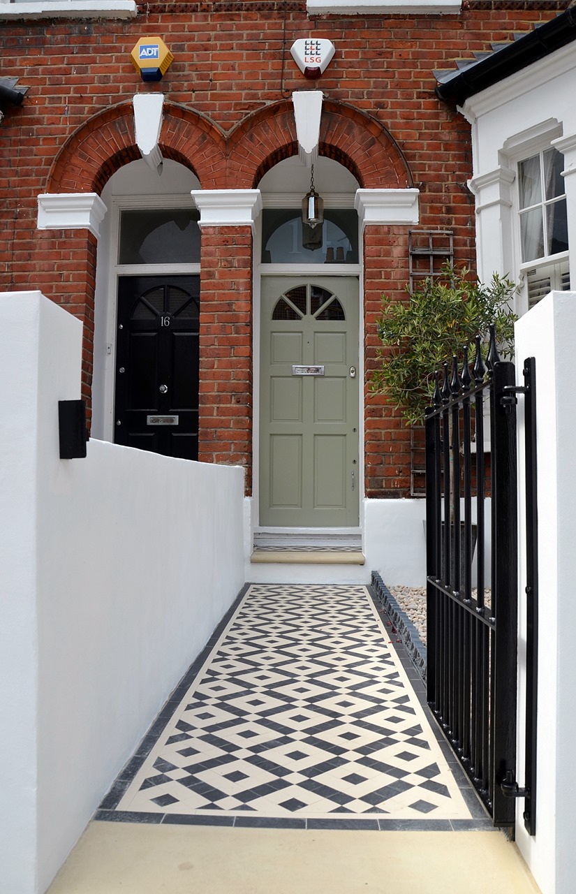 Plastered rendered front garden wall painted white metal wrought iron rail and gate victorian mosaic tile path in black and white scottish pebbles York stone balham london (52)