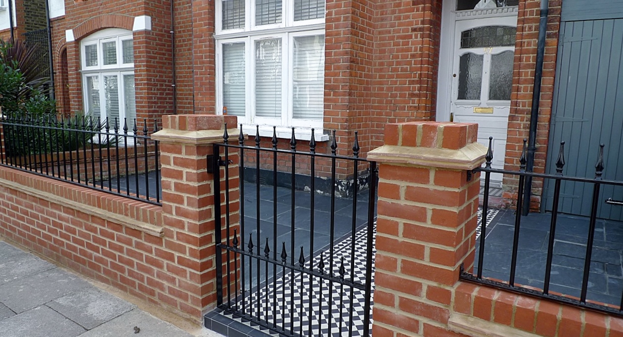 red imperial london brick wall blue black slate paving black and white victorian mosaic tile path metal rail and gate (8)