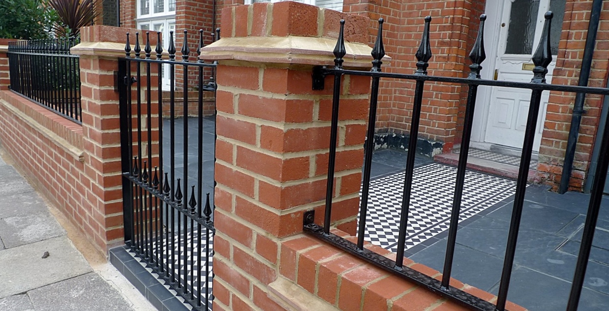 red imperial london brick wall blue black slate paving black and white victorian mosaic tile path metal rail and gate (9)