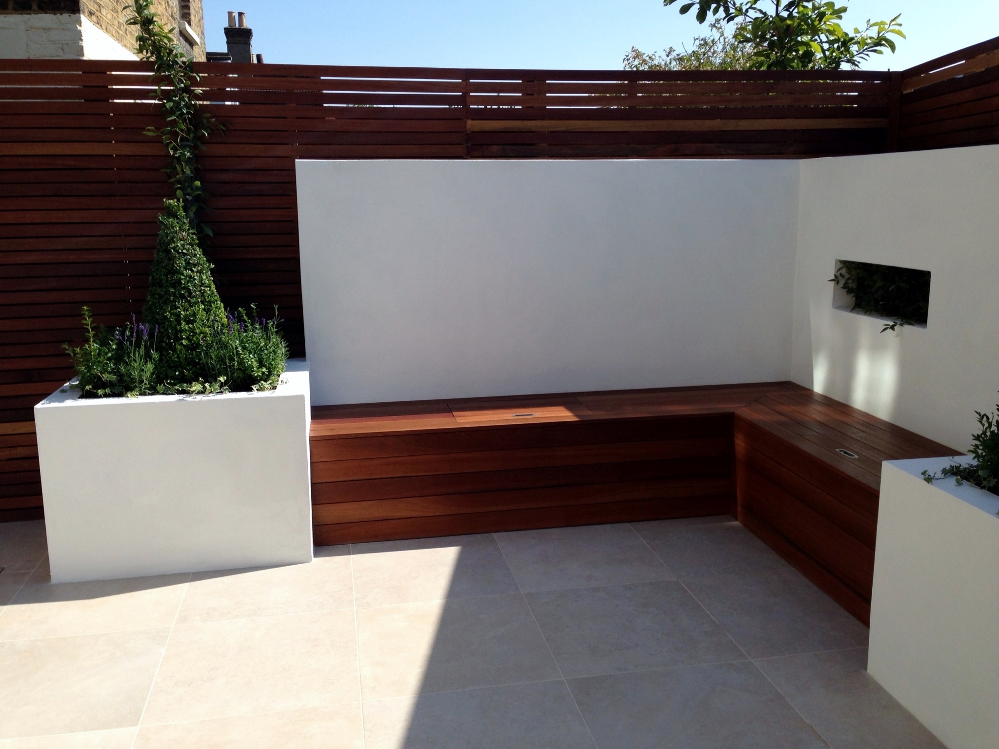 small modern minimalist low maintenance garden dulwich london block wall bench hardwood screen trellis privacy screen architectural planting (13)