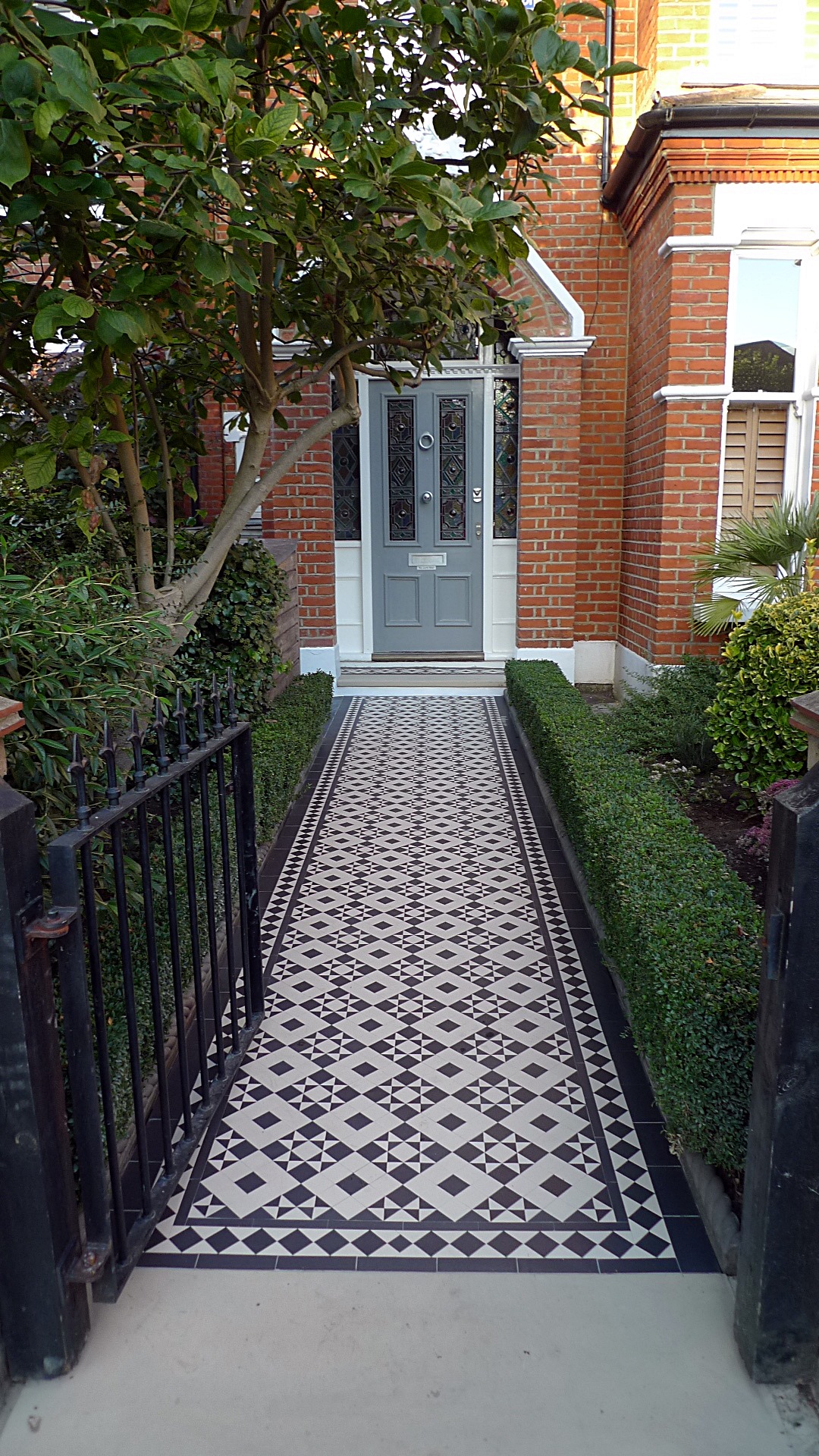 victorian black and white mosaic tile path battersea York stone rope edge buxus london front garden (11)