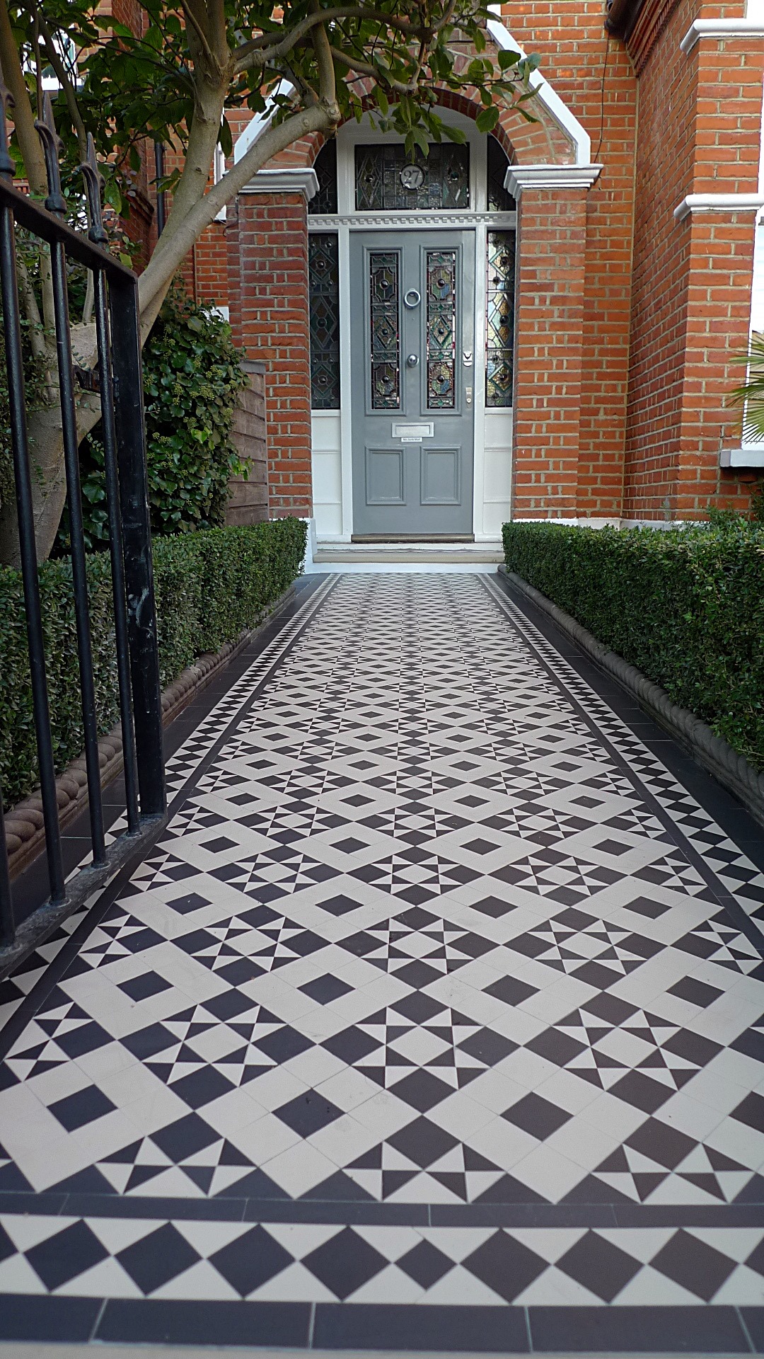 victorian black and white mosaic tile path battersea York stone rope edge buxus london front garden (12)