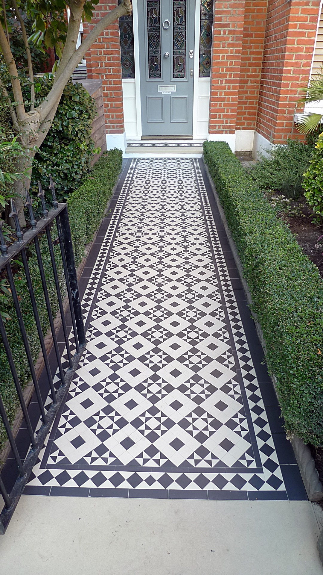 victorian black and white mosaic tile path battersea York stone rope edge buxus london front garden (13)