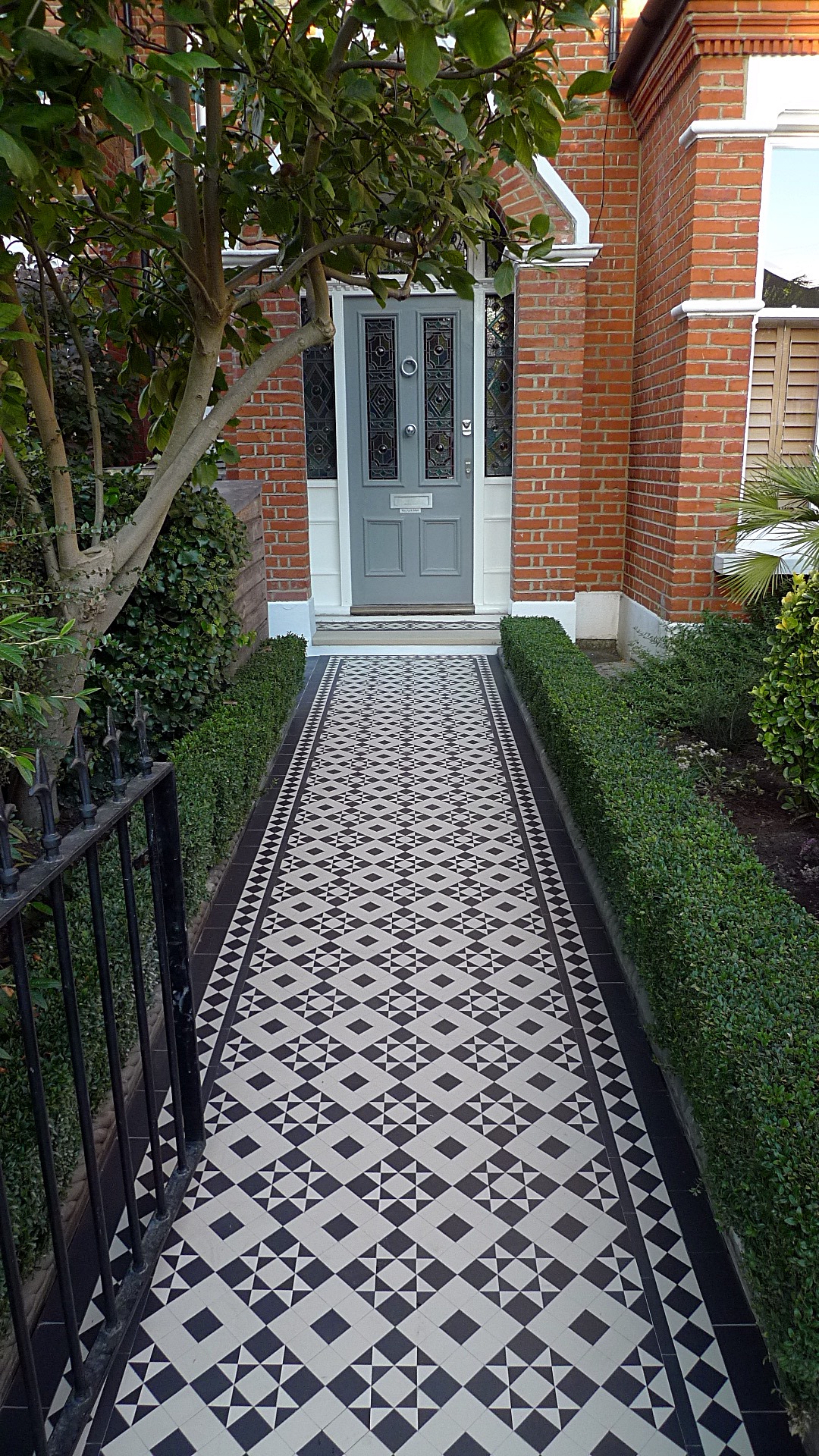 victorian black and white mosaic tile path battersea York stone rope edge buxus london front garden (14)