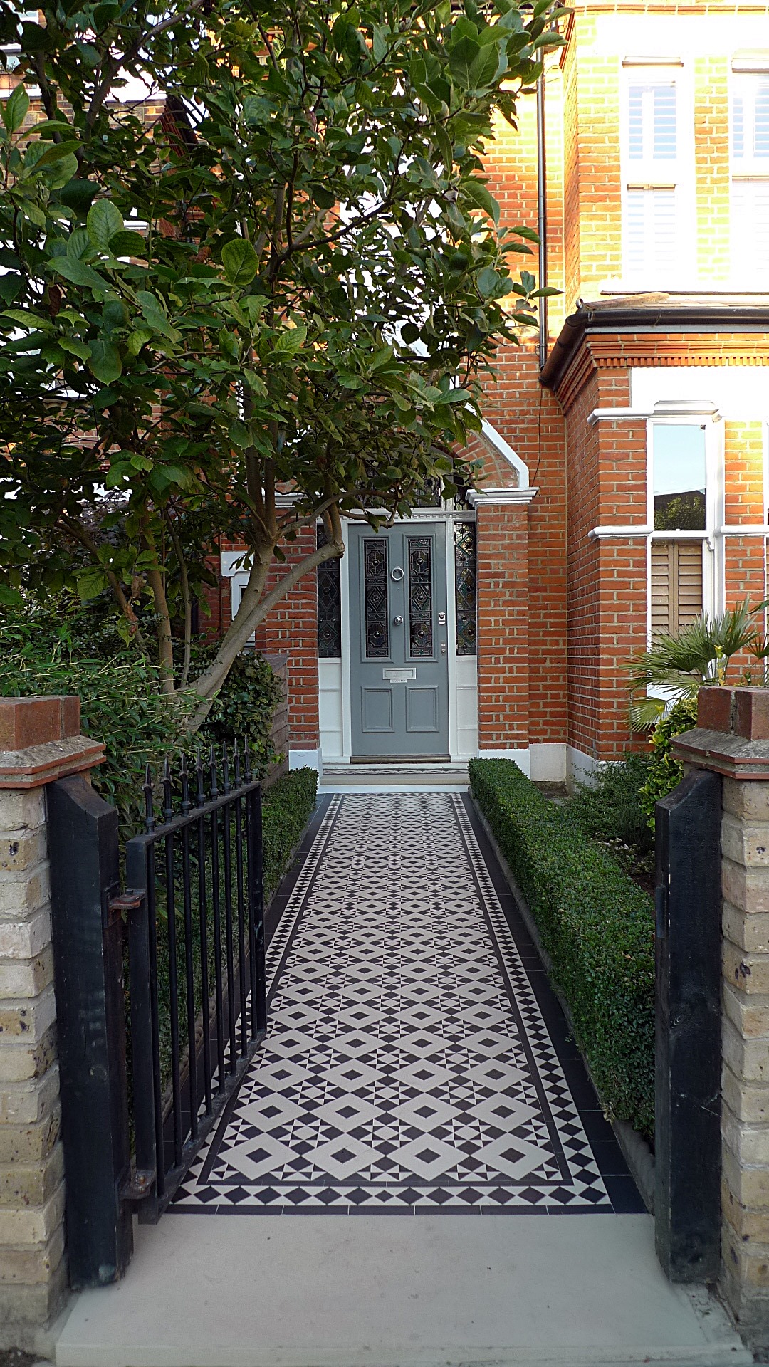 victorian black and white mosaic tile path battersea York stone rope edge buxus london front garden (15)