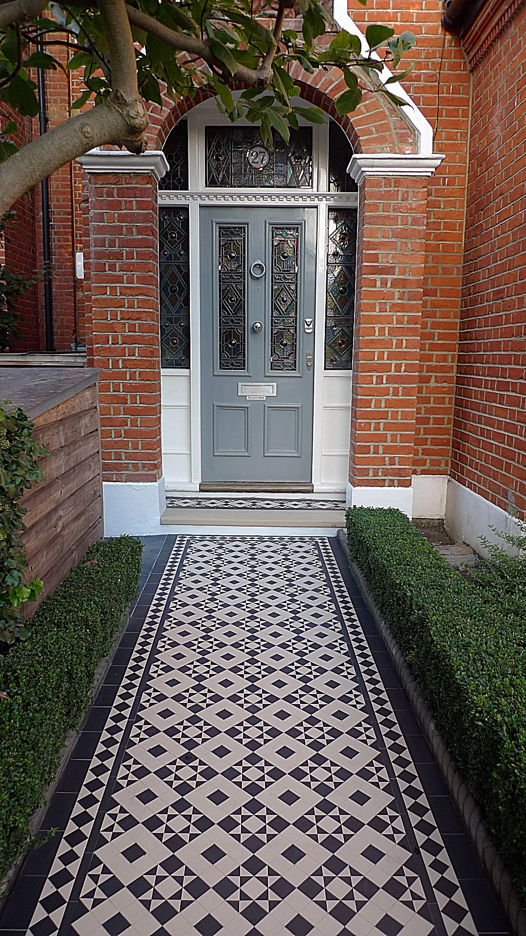 victorian black and white mosaic tile path battersea York stone rope edge buxus london front garden (16)