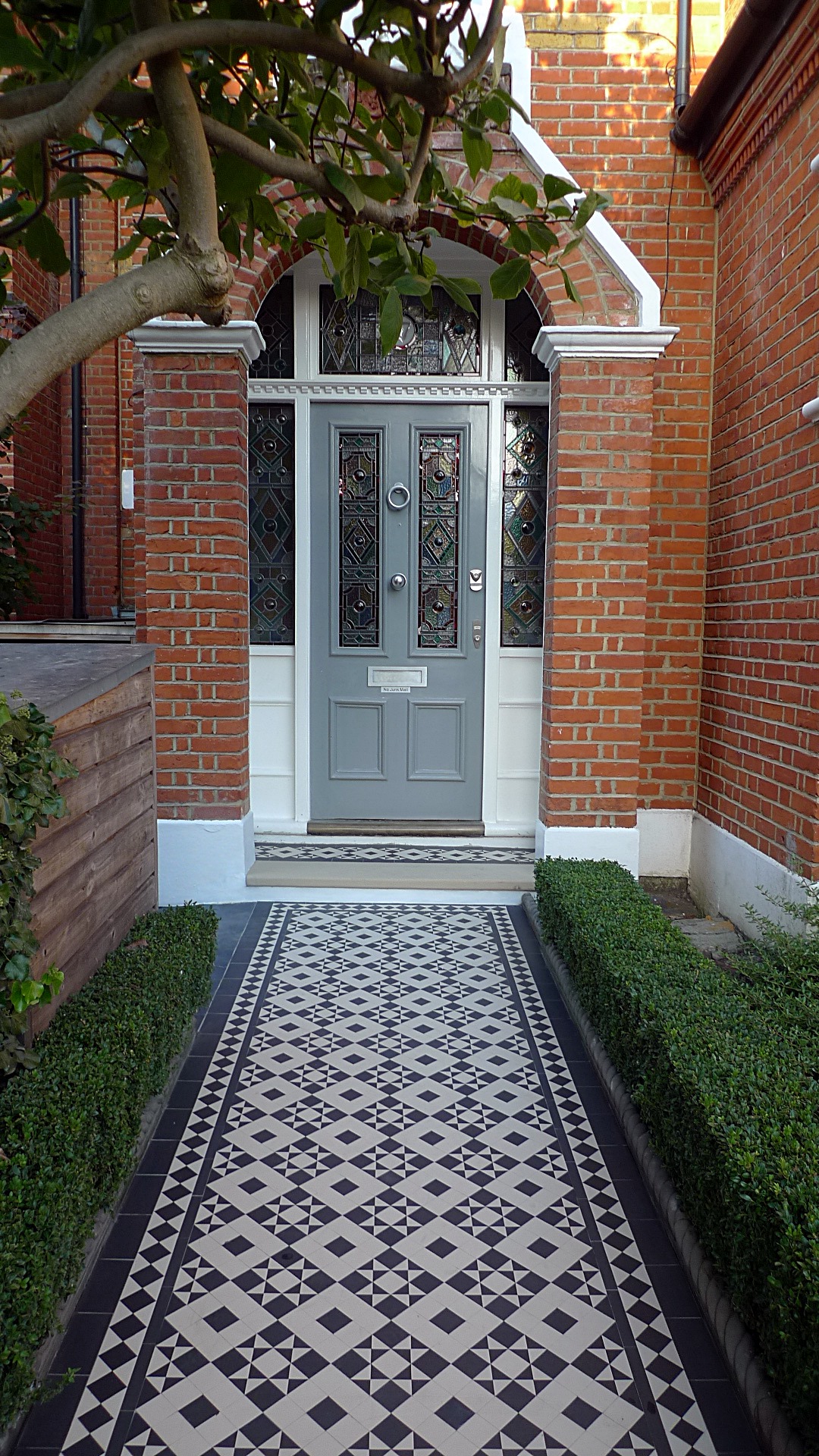 victorian black and white mosaic tile path battersea York stone rope edge buxus london front garden (17)