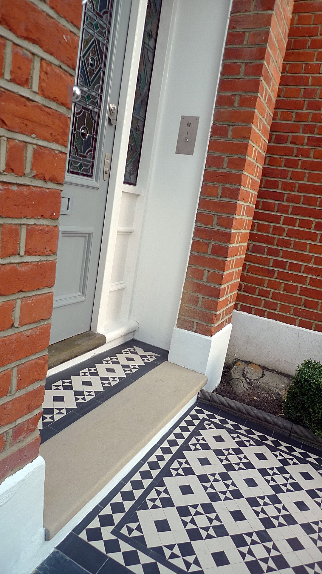 victorian black and white mosaic tile path battersea York stone rope edge buxus london front garden (19)