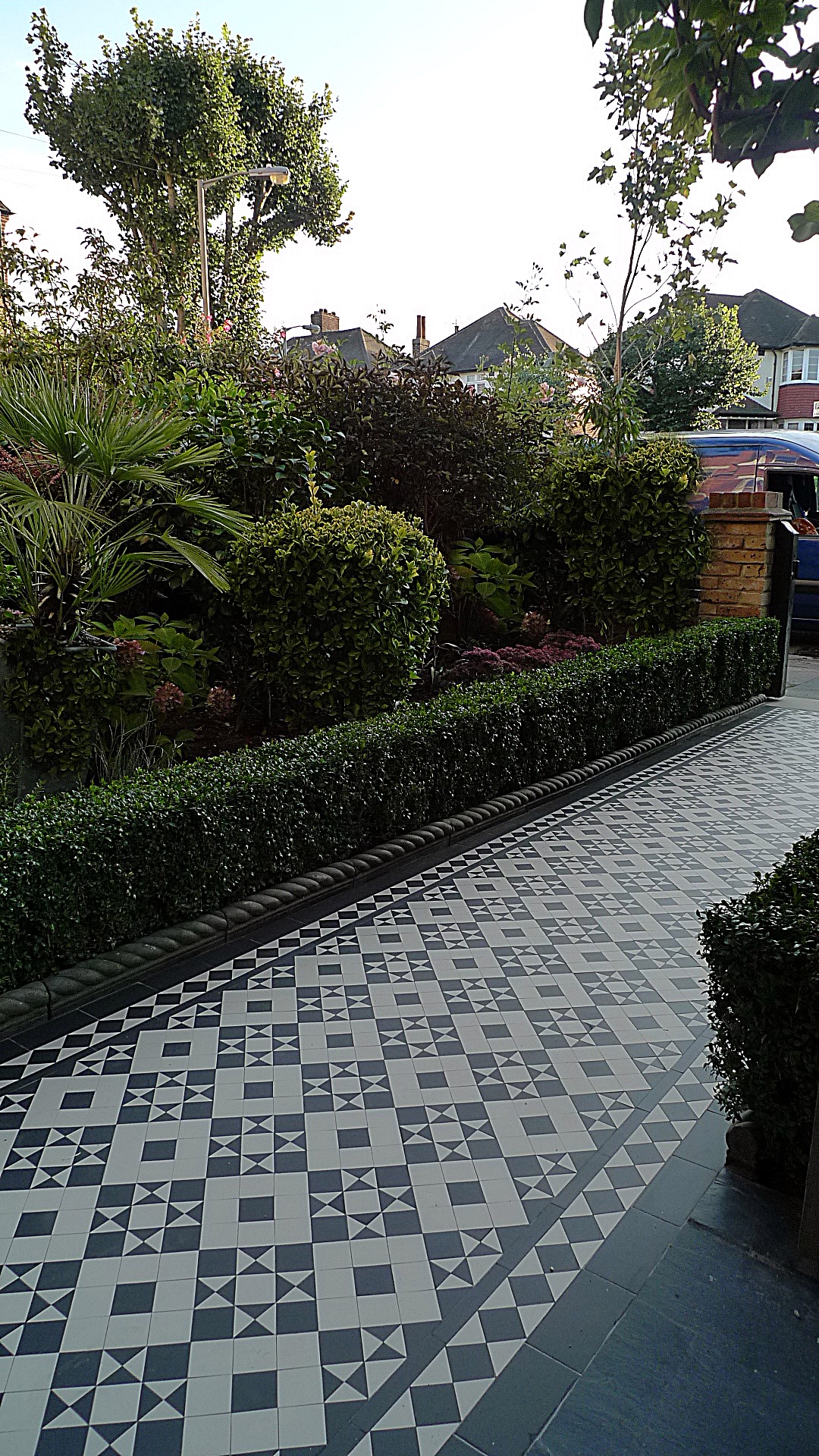 victorian black and white mosaic tile path battersea York stone rope edge buxus london front garden (20)