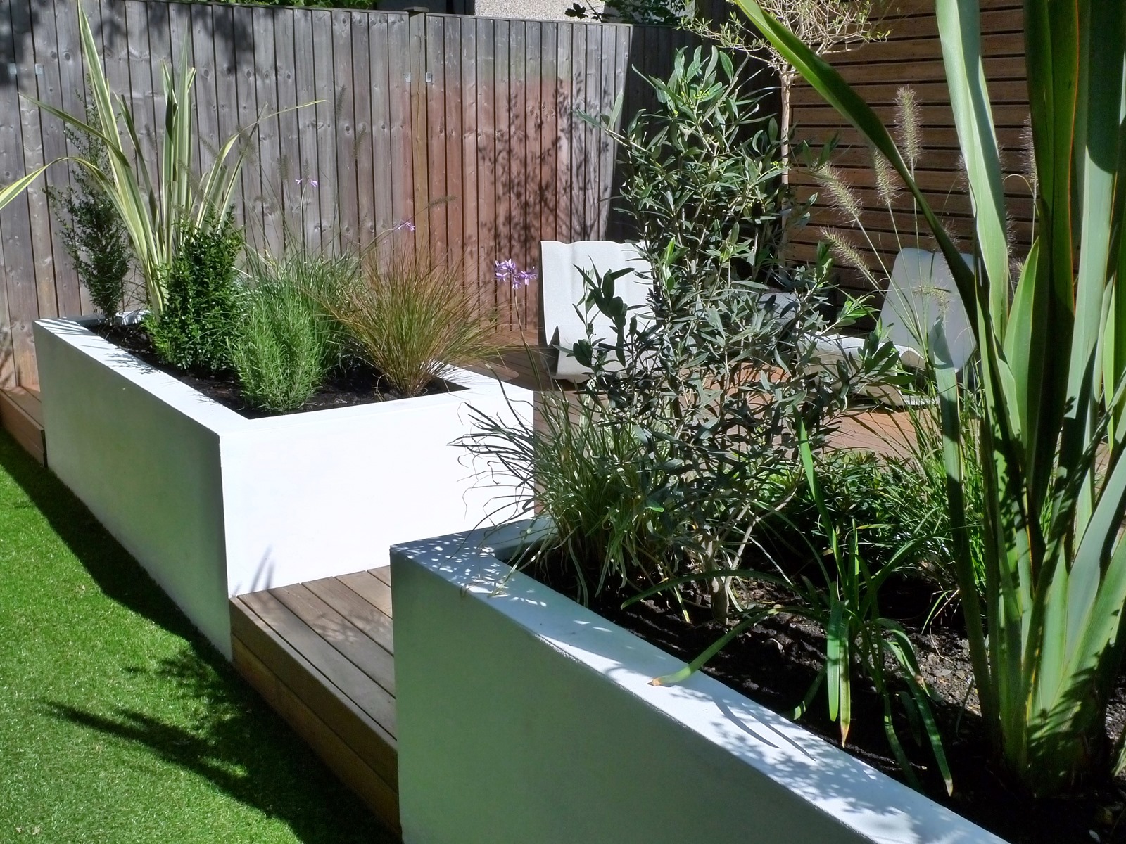 clapham and balham modern garden design decking planting artificial lawn grass hardwood privacy screen indoor outdoor space (14)