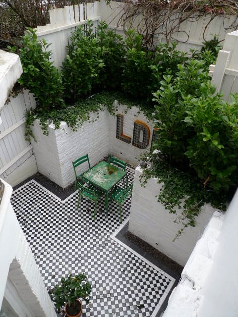courtyard white walls black and white tiles modern urban garden design clapham stockwell brixton london (4)
