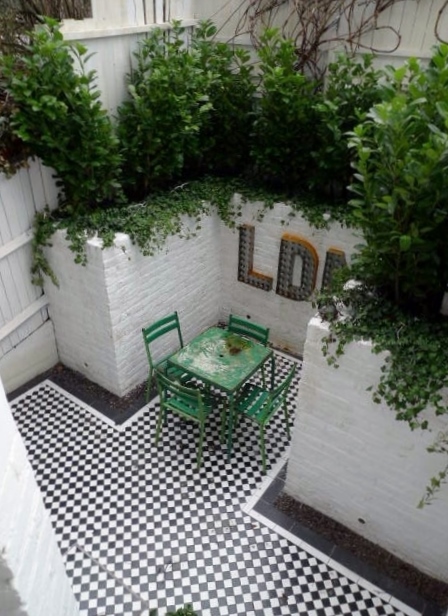 courtyard white walls black and white tiles modern urban garden design clapham stockwell brixton london (7)