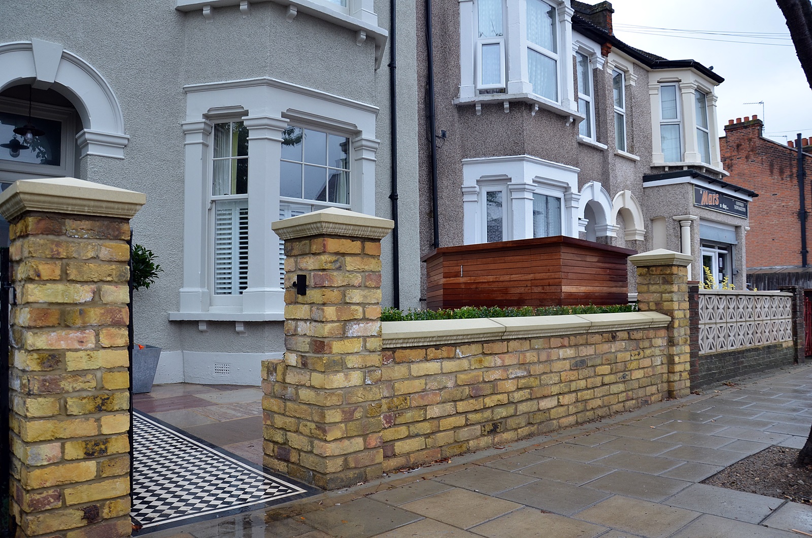 brick-garden-wall-path-paving-tile-metal-gate-rails-london-clapham-balham-wandsworth