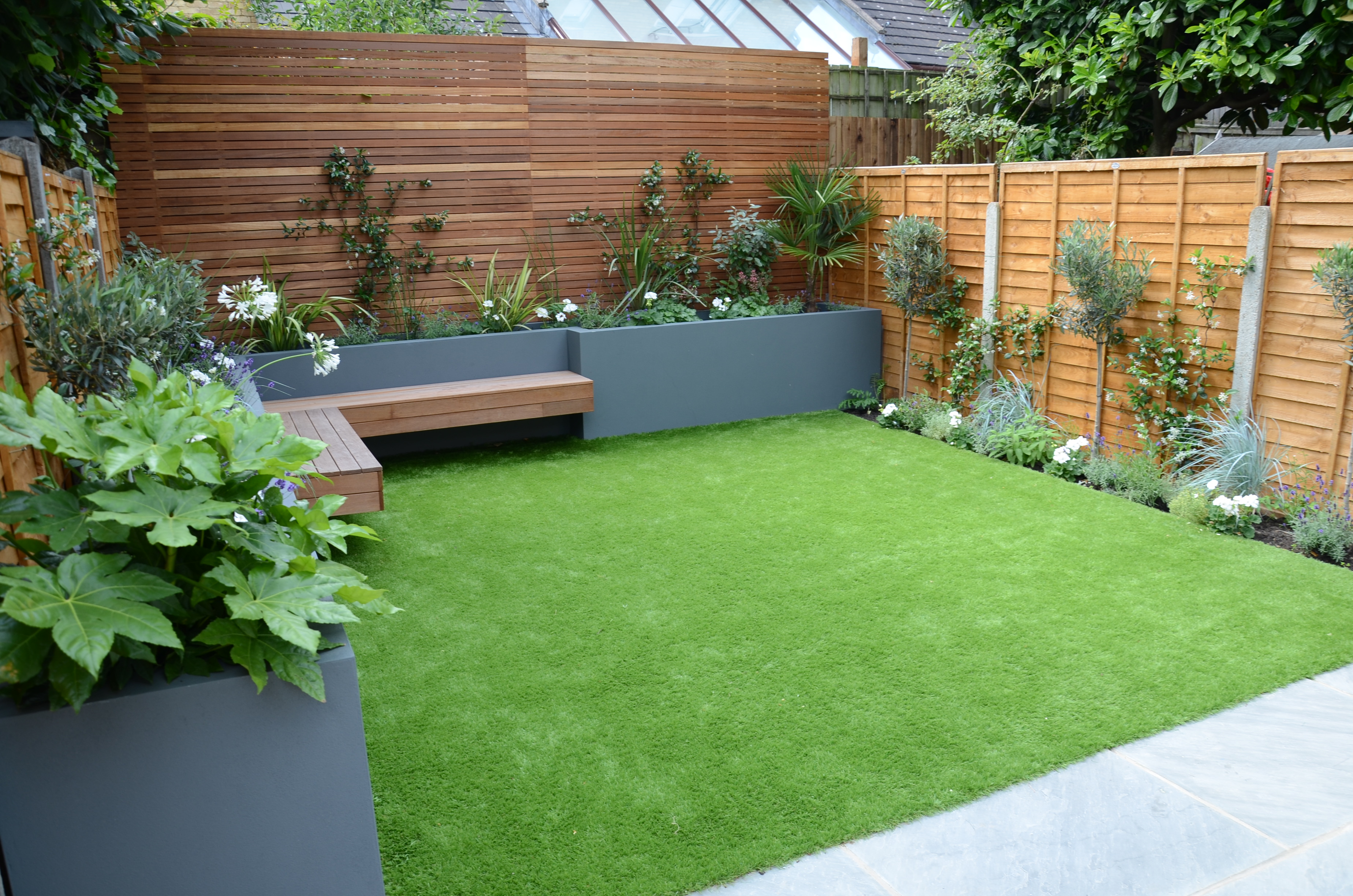 small garden design fake grass low mainteance contempoary design sleek ...